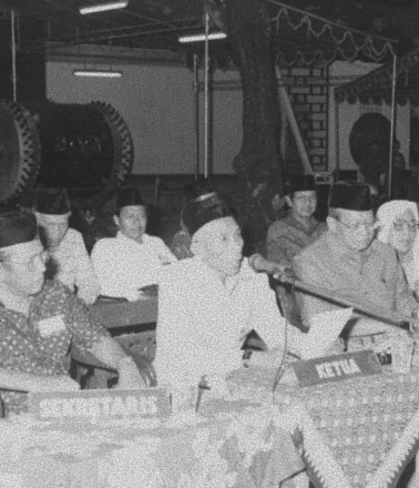 Seseorang berjalan di antara garis bayangan