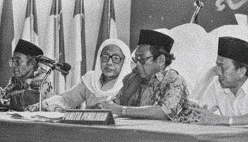 Para kiai memimpin sidang di meja forum Nahdlatul Ulama