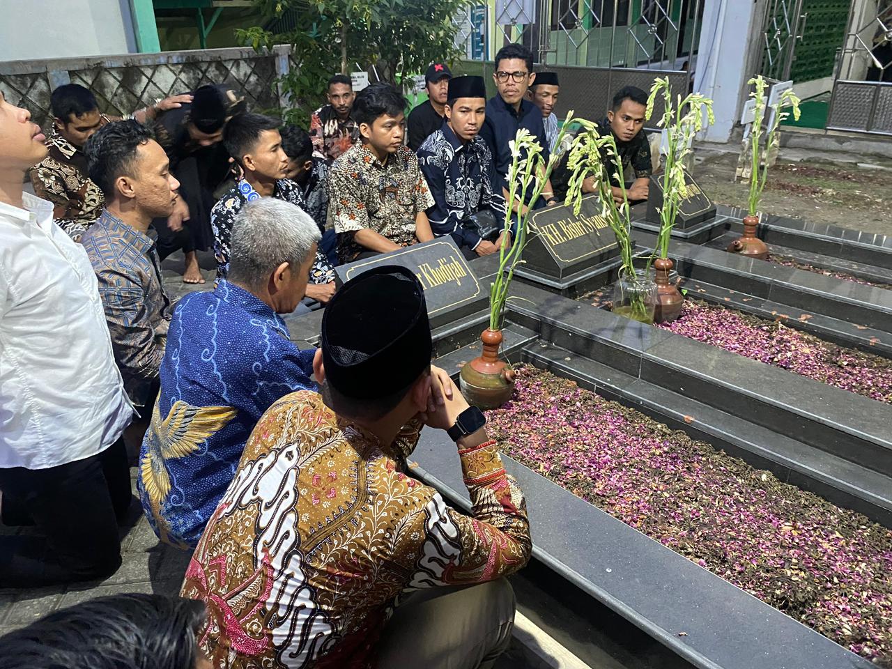 Selain Gus Dur, Makam KH Bisri Syansuri Juga Buka 24 Jam Selama Muktamar