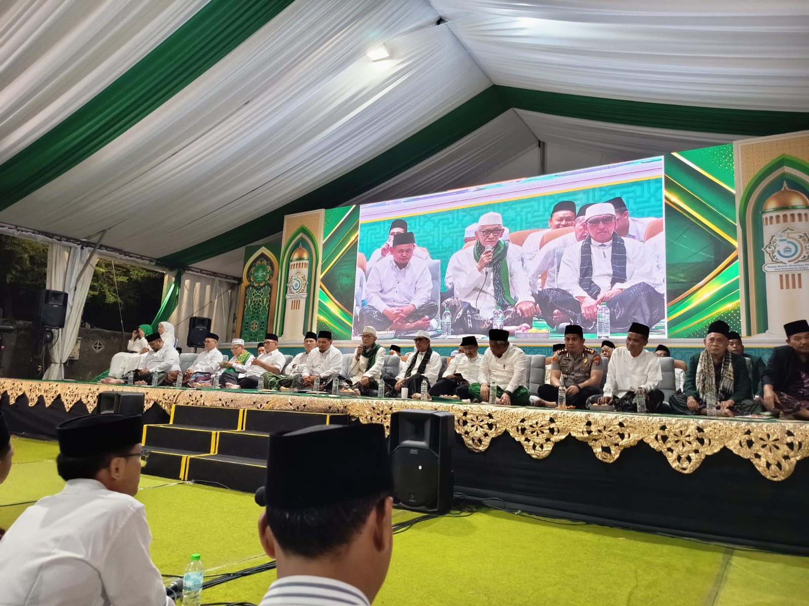Ribuan santri mengikuti istighosah jelang Muktamar ke-35 NU di Pesantren Bahrul Ulum Tambakberas, Jombang, Kamis (20/8) malam.