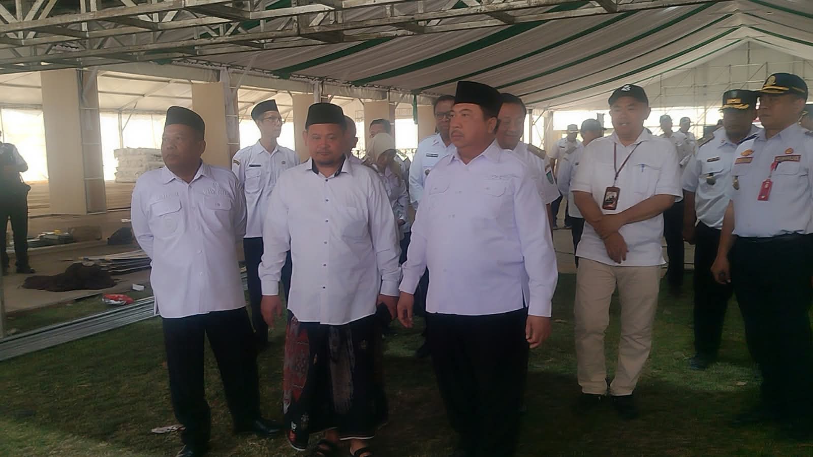 Bupati Jombang Warsubi saat melakukan peninjauan kesiapan Muktamar ke-35 Nahdlatul Ulama di Venue Pembukaan Lapangan Untung Suropati, Desa Tambakrejo, Kabupaten Jombang, Jawa Timur, Rabu (19/8/2026).