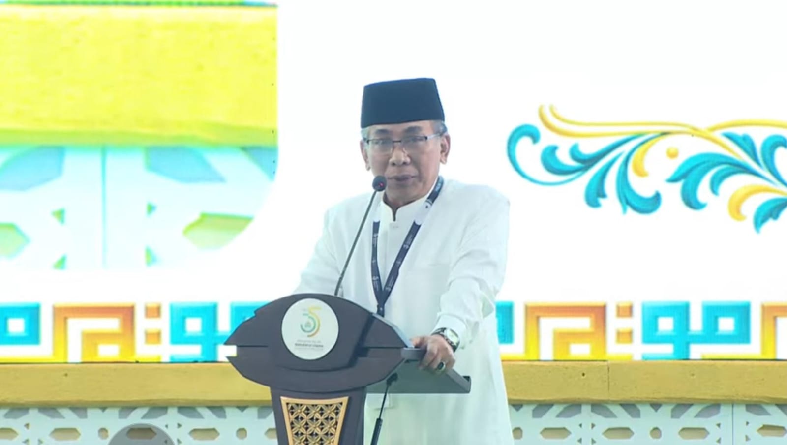 Ketua Umum PBNU KH Yahya Cholil Staquf (Gus Yahya) menyapa ribuan nahdliyin saat pembukaan Muktamar ke-35 NU di Jombang, Kamis (27/8/2026).