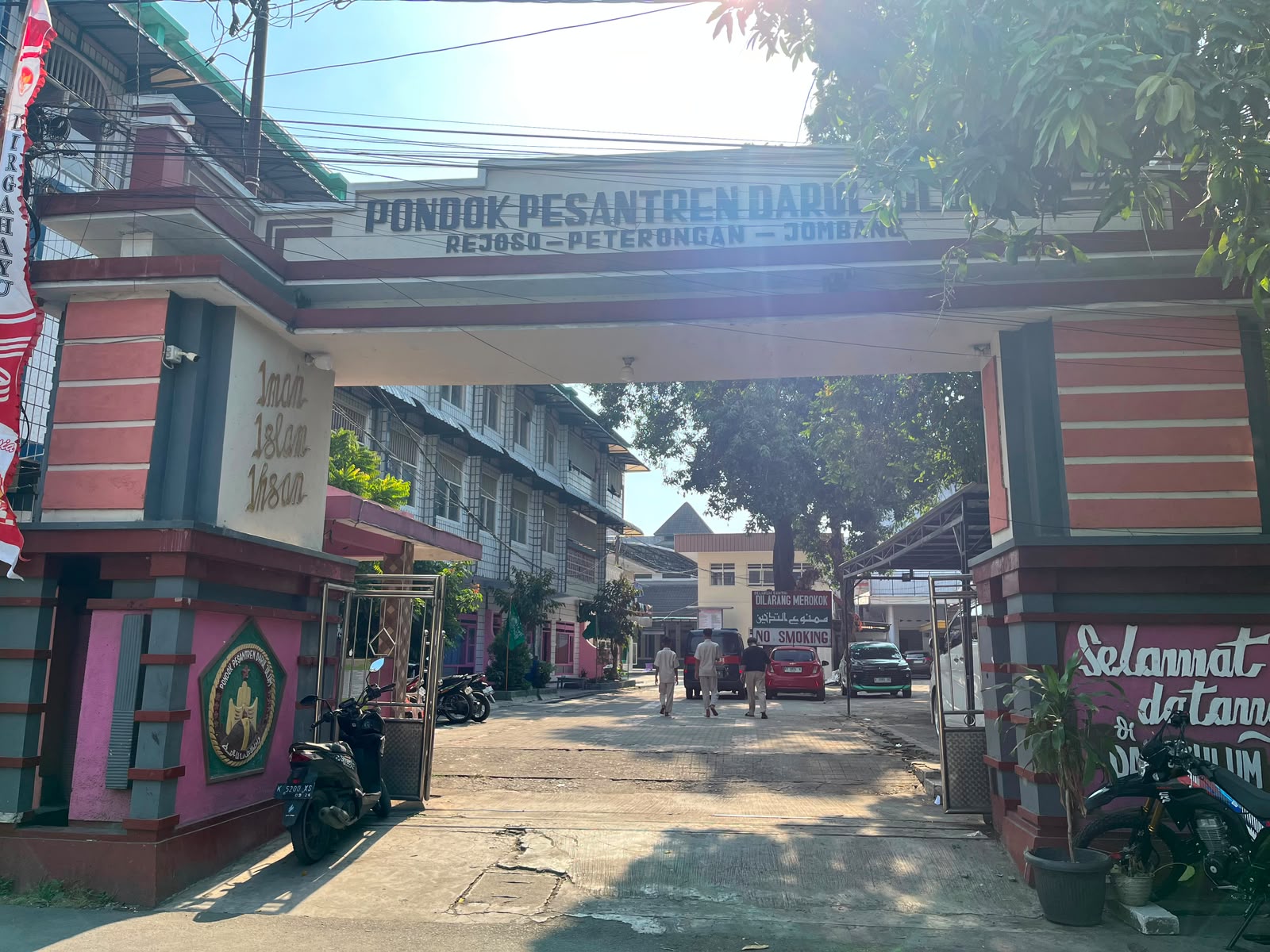 Sejarah pendirian Pesantren Darul ‘Ulum Rejoso bermula dari dua sosok ulama besar yakni,  KH. Tamim Irsyad dan KH. Cholil.