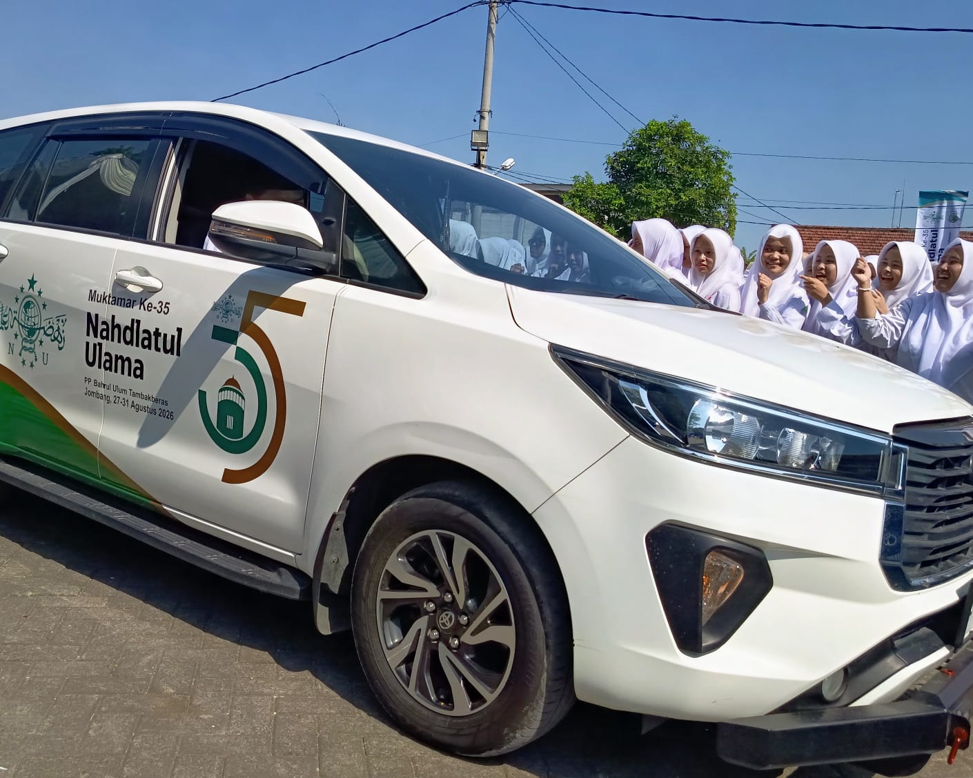 Mobil operasional siap melayani mobilitas para peserta Muktamar NU ke-35 di Jombang 