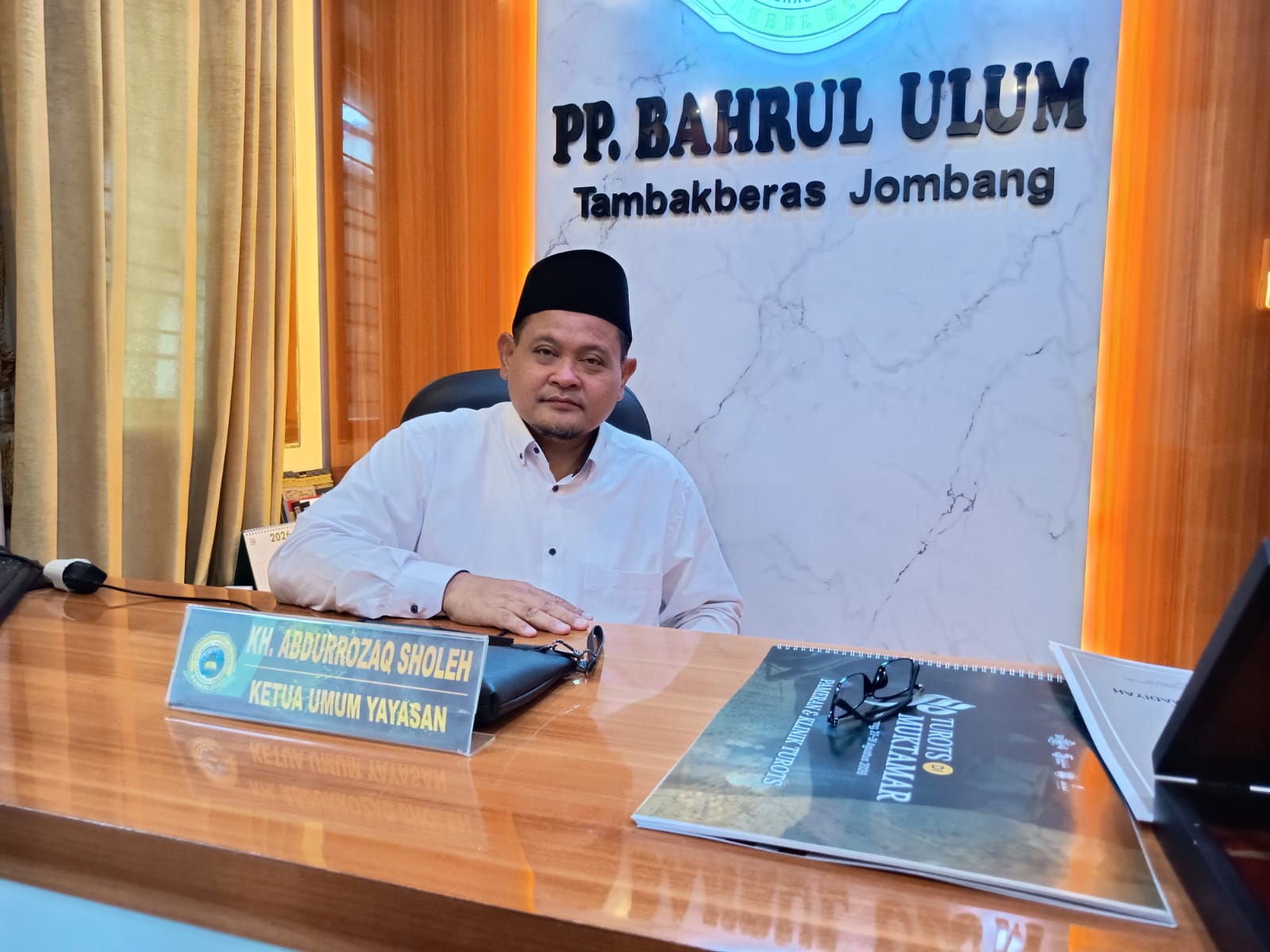Ketua Panitia Lokal Muktamar ke-35 NU KH Abdurrozaq Sholeh atau Gus Rozaq, saat ditemui di Kantor Yayasan Pondok Pesantren Bahrul Ulum Tambakberas, Kabupaten Jombang, Jawa Timur, Selasa (18/8/2026).