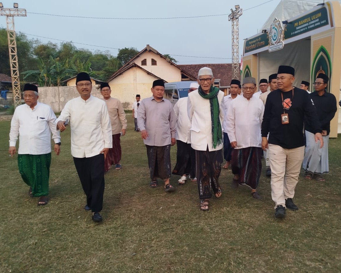 Sekretaris Steering Committee Prof. M Nuh saat mendampingi Rais Aam PBNU KH Miftachul Ahyar meninjau kesiapan arena Muktamar di Pondok Pesantren Bahrul Ulum Tambakberas