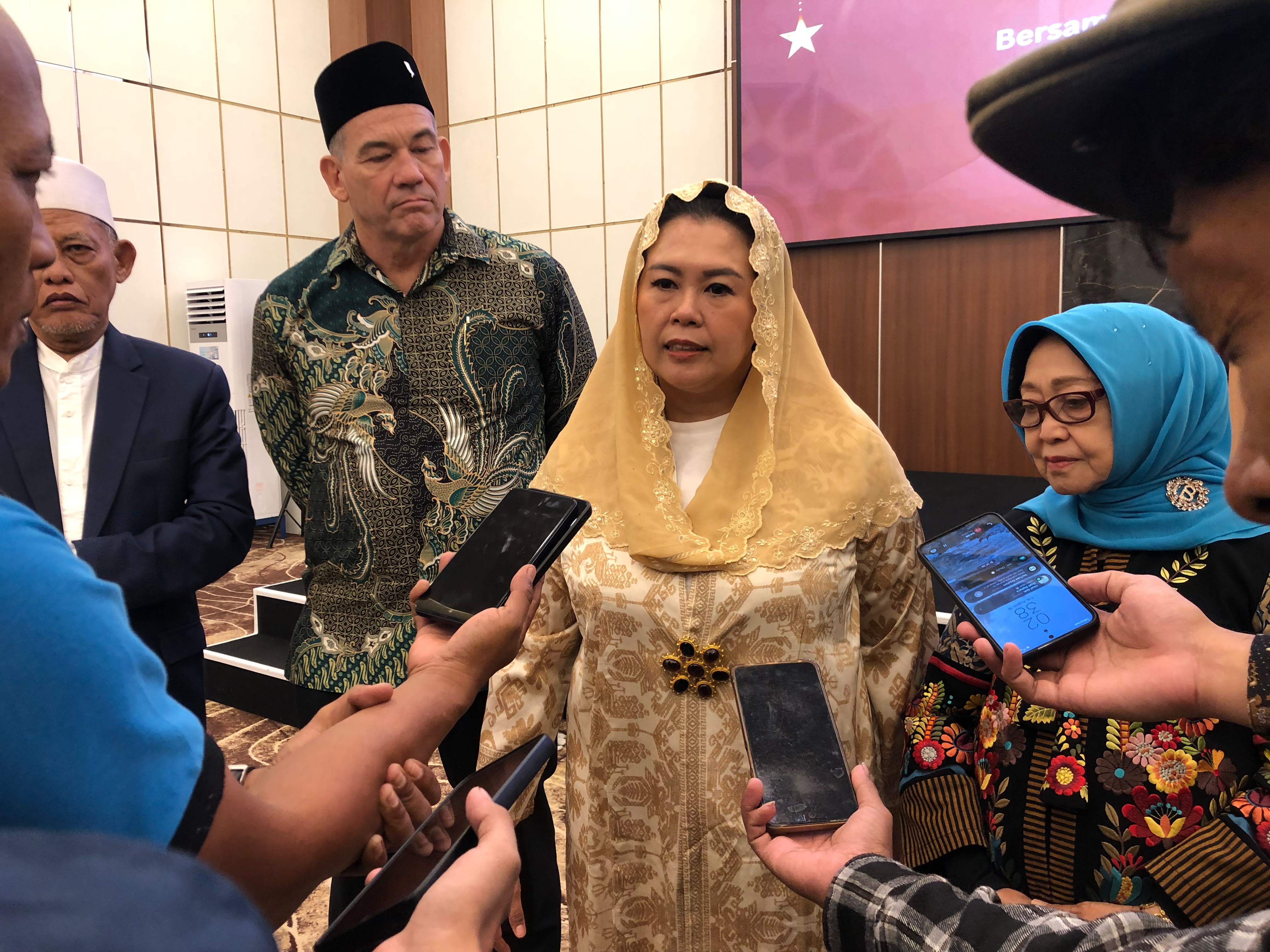 Yenny Wahid saat mendampingi Duta Besar Australia untuk Indonesia, H. E. Rod Brazier, di Jombang
