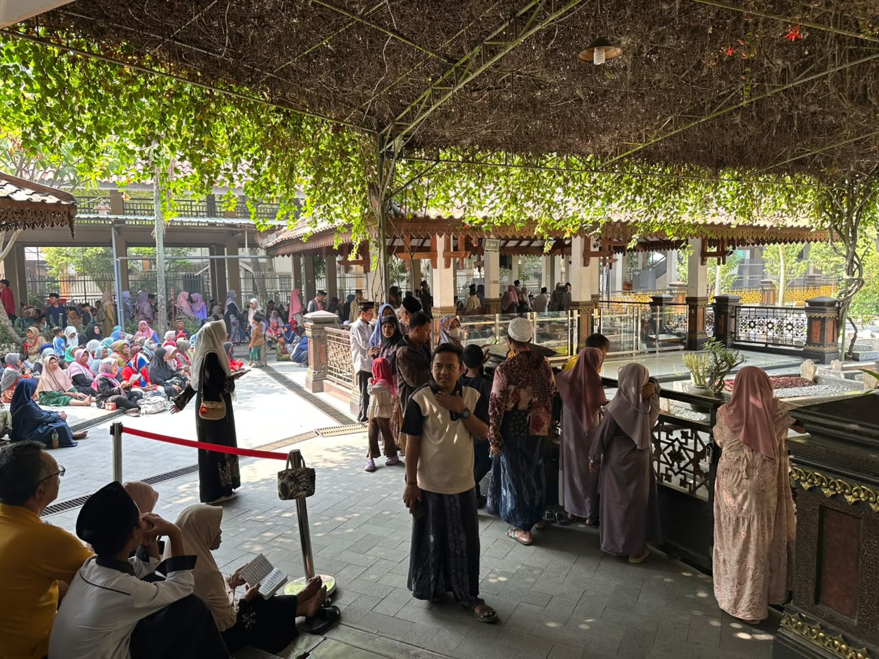 Makam KH Abdurrahman Wahid atau Gus Dur di Pesantren Tebuireng Jombang tak pernah sepi peziarah. (Foto: Dimas Setyawan Saputro)